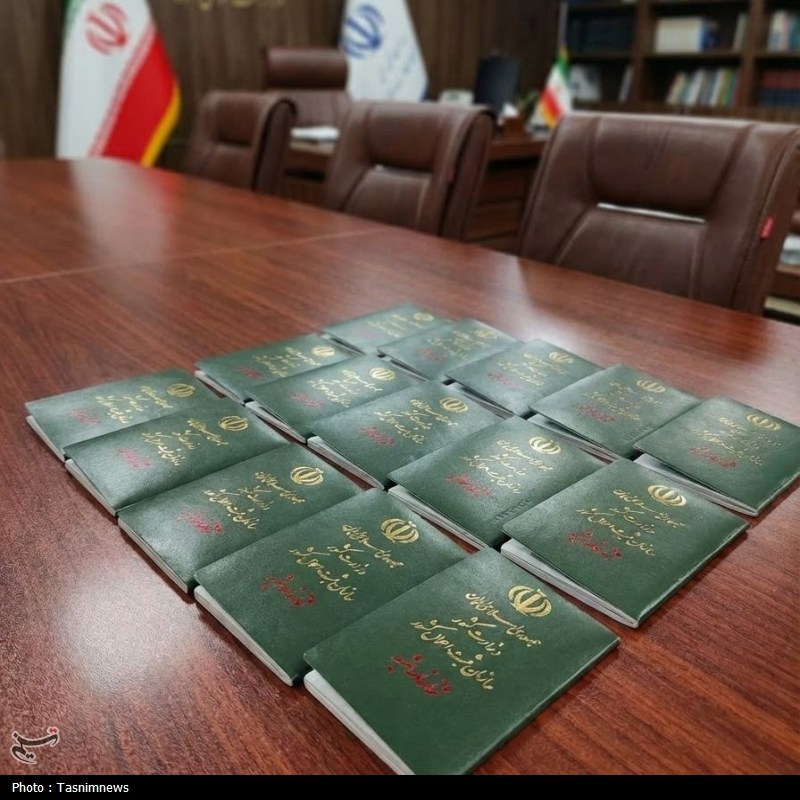 اهدای شناسنامه به خانواده 13 شهید «جنگ 12 روزه» زنجان + عکس