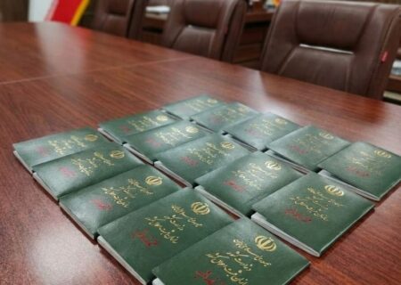 اهدای شناسنامه به خانواده 13 شهید «جنگ 12 روزه» زنجان + عکس