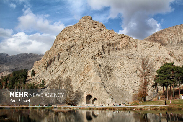 پاییز در طاق‌بستان؛ تلاقی رنگ‌های فصل با تاریخ سنگی کرمانشاه