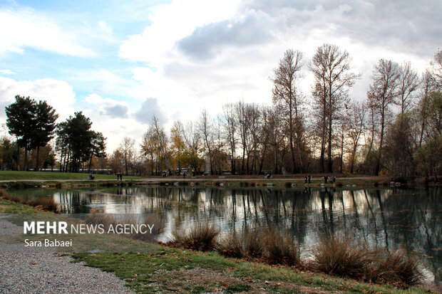 پاییز در طاق‌بستان؛ تلاقی رنگ‌های فصل با تاریخ سنگی کرمانشاه