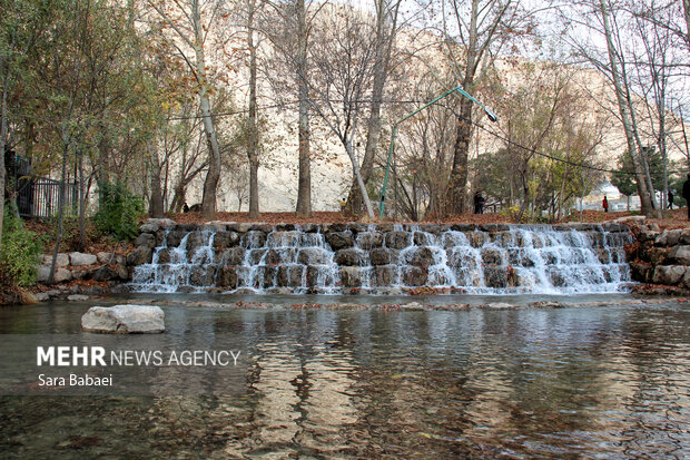 پاییز در طاق‌بستان؛ تلاقی رنگ‌های فصل با تاریخ سنگی کرمانشاه