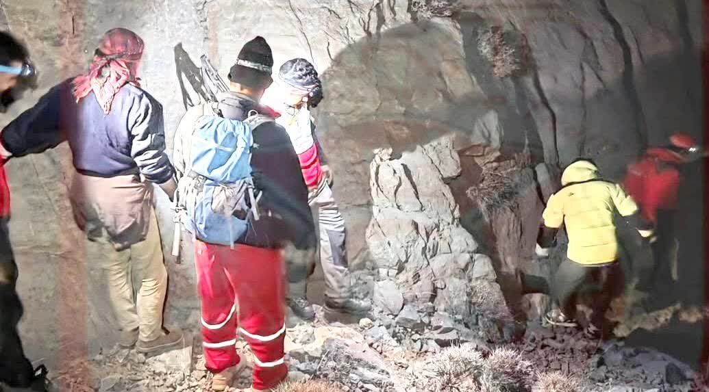 عشقی: نجات دو فرد گرفتار در ارتفاعات پیر نارکی مهریز پس از ۲۶ ساعت
