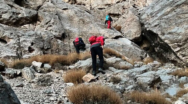 عشقی: نجات دو فرد گرفتار در ارتفاعات پیر نارکی مهریز پس از ۲۶ ساعت