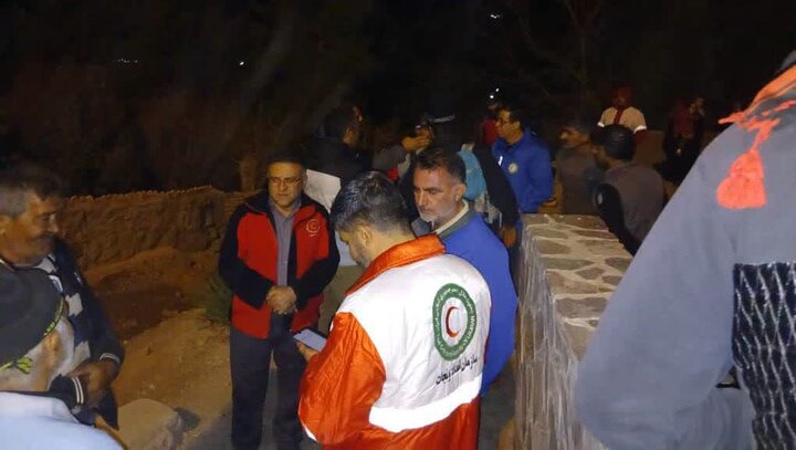 عشقی: نجات دو فرد گرفتار در ارتفاعات پیر نارکی مهریز پس از ۲۶ ساعت