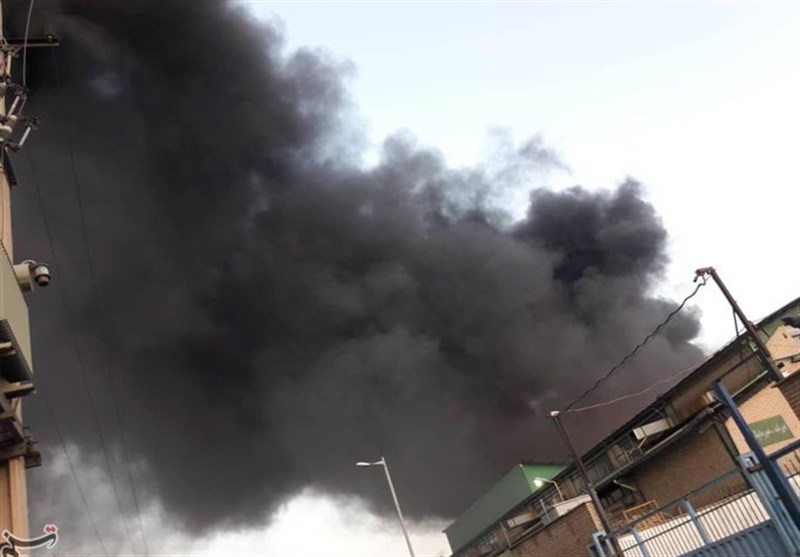 نیروهای امدادی در حال مهار آتش سوزی کاله