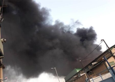 نیروهای امدادی در حال مهار آتش سوزی کاله