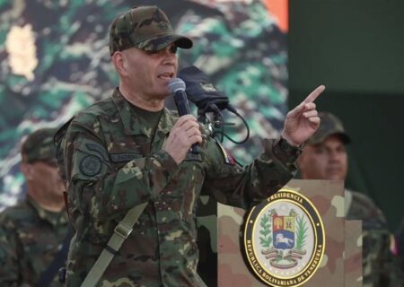 وزیر دفاع ونزوئلا: به مقاومت ادامه می‌دهیم