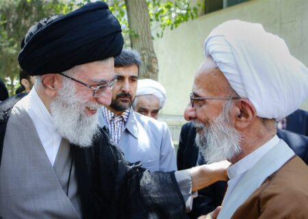 نظر رهبر انقلاب درباره علت تبلیغات دشمن علیه آیت الله مصباح یزدی