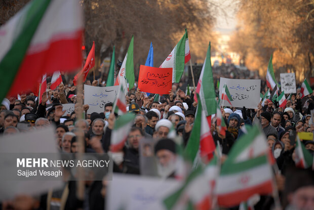 تجمع مردم همدان در اعتراض به وضعیت معیشتی و محکومیت اغتشاشات