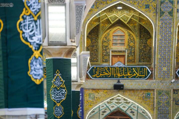 تصاویر نصب پارچه نوشته های متناسب با اعیاد شعبانیه در حرم امام علی(ع)