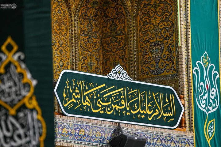 تصاویر نصب پارچه نوشته های متناسب با اعیاد شعبانیه در حرم امام علی(ع)