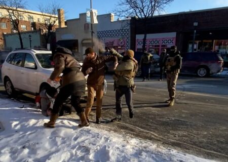 خانواده قربانی قتل پلیس آمریکا: دولت ترامپ به دروغ‌گویی پایان دهد